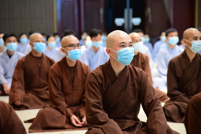 Taking comments to complete recording visual images in the rain season retreat